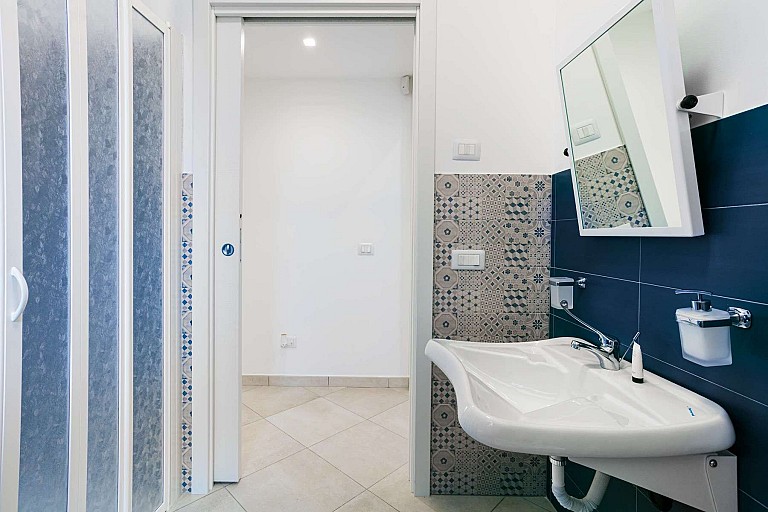 Bathroom with shower - Zagara Apartment