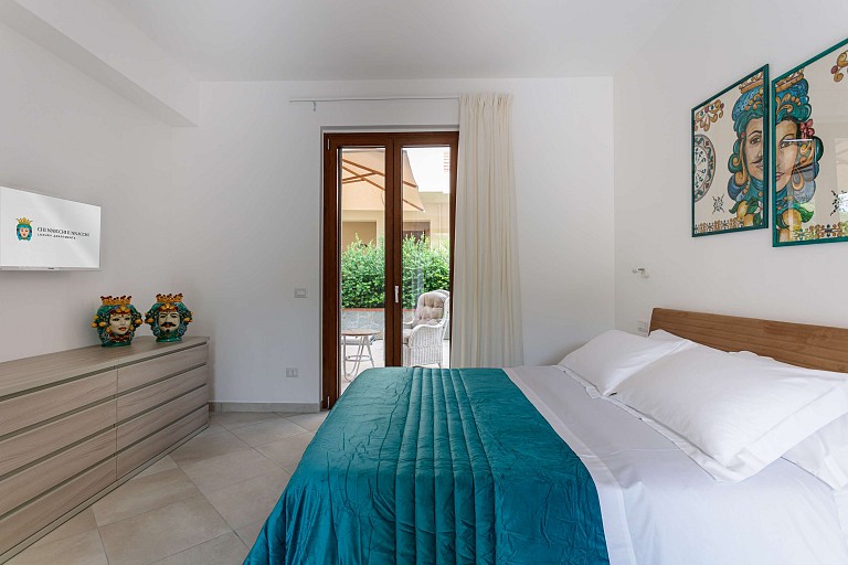 Double bedroom and patio - Zagara Apartment