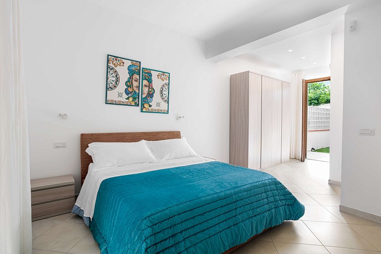 Double bedroom and patio - Zagara Apartment