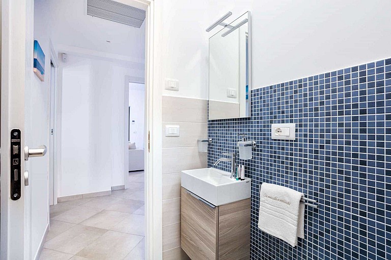 Secondo bagno con box doccia - Casa vacanze Ficarazzi