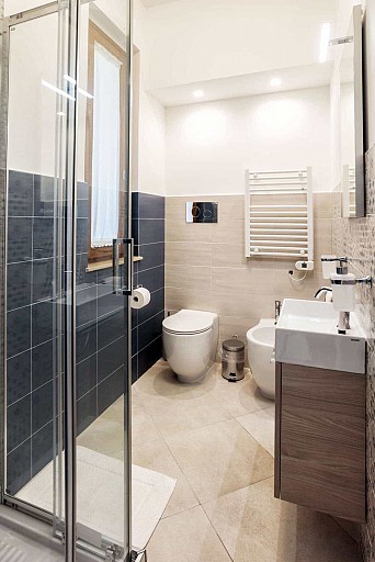 Bagno con box doccia - Casa vacanze Ficarazzi