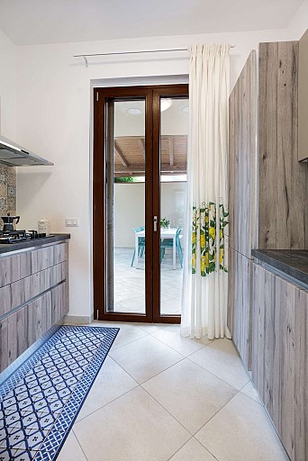 Kitchen and patio - Zagara Apartment