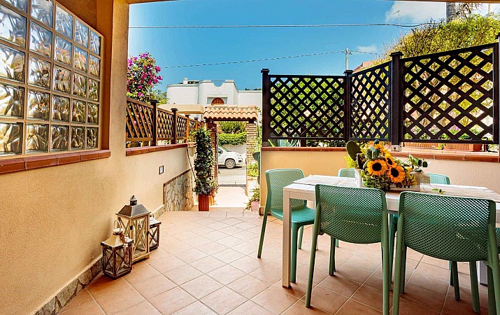 Private entrance and patio - Ficarazzi Apartment 