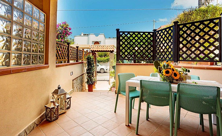 Private entrance and patio - Ficarazzi Apartment 